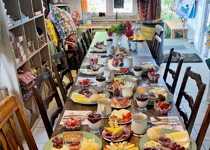 gedeckter Tisch mit Frühtück im Fartencafé